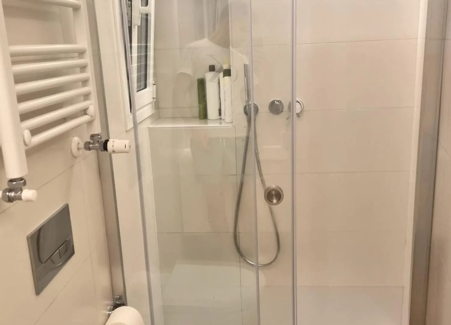 בית הארחה ברצלונה Cozy Bedroom With A Private Bathroom In A Shared House