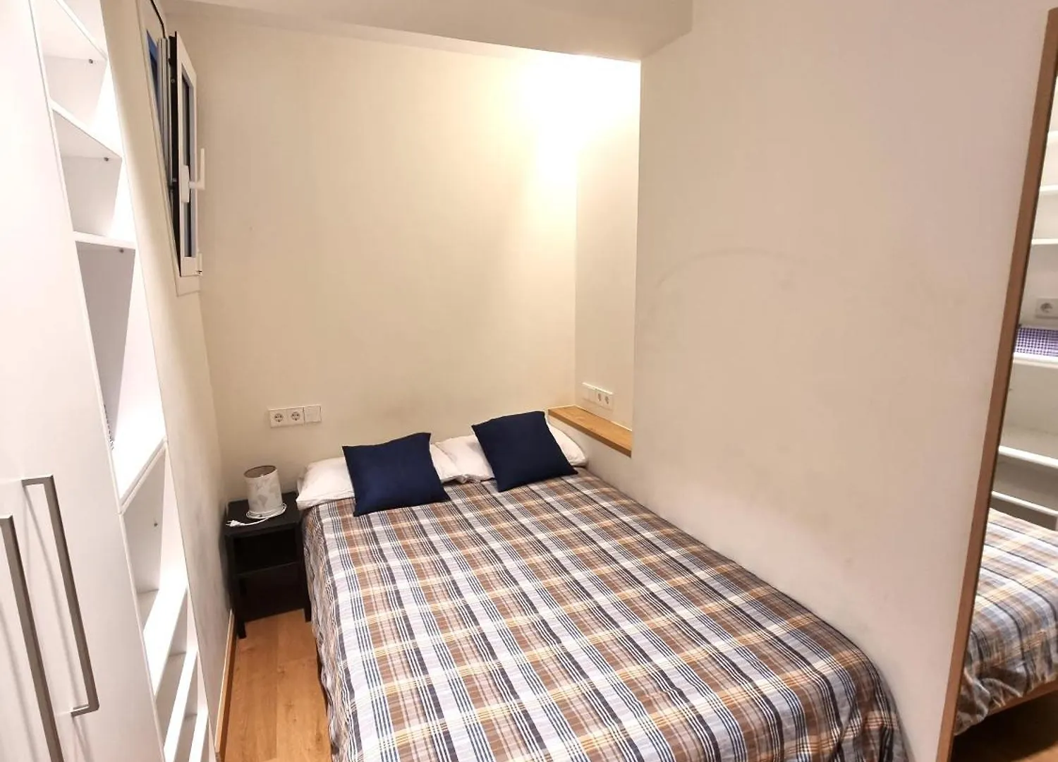 ברצלונה Cozy Bedroom With A Private Bathroom In A Shared House 0*,  ספרד