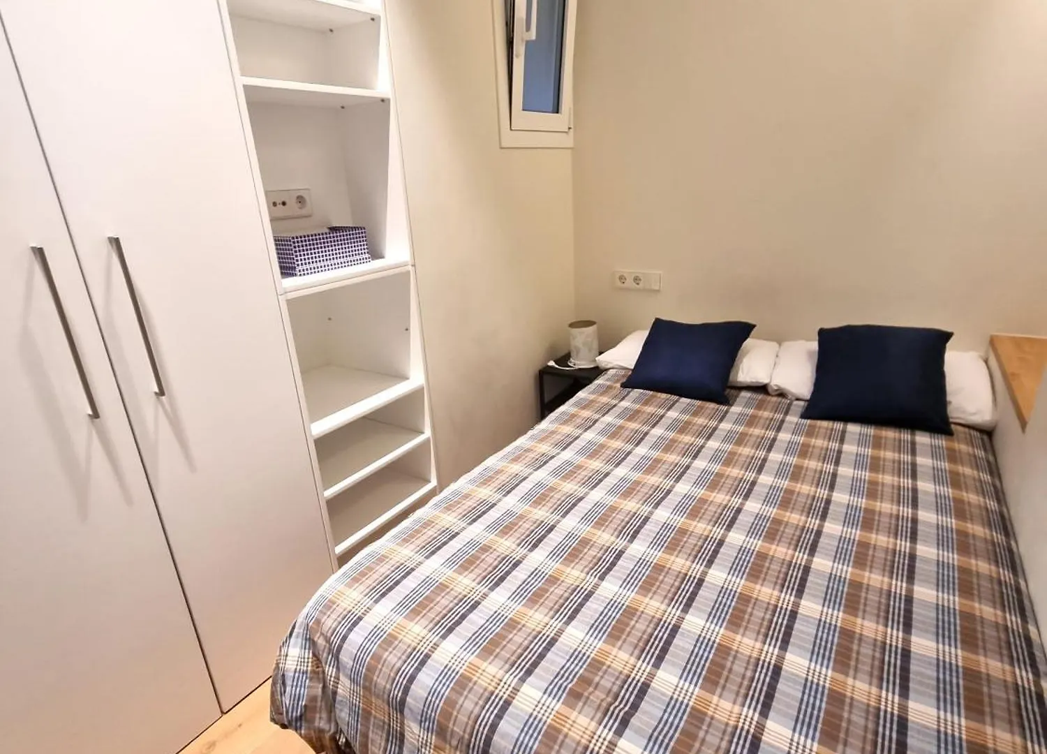 Cozy Bedroom With A Private Bathroom In A Shared House Barcelona Spanien